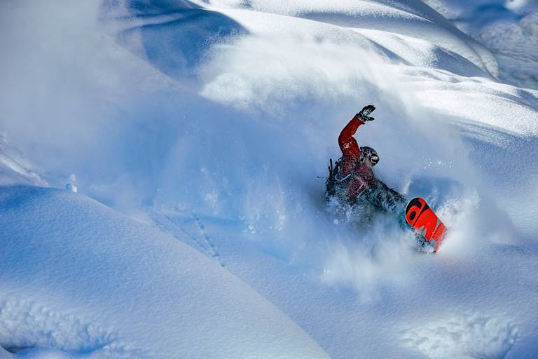 Snowboarder im Pulverschnee