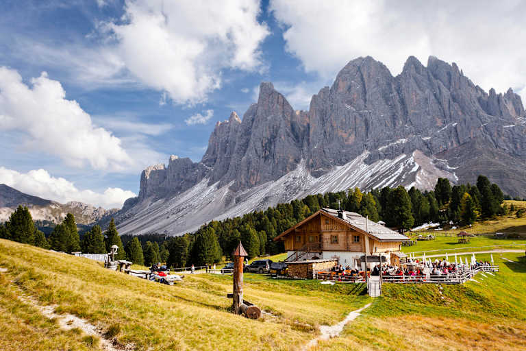 Geisleralm mit Sass Rigais im Hintergrund