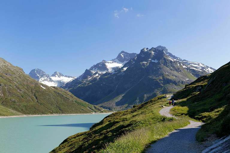 Silvretta-Stausee mit Piz Buin (links) und Schattenspitze