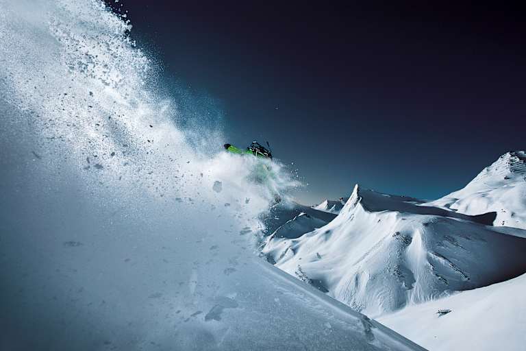Snowboarder im Tiefschnee