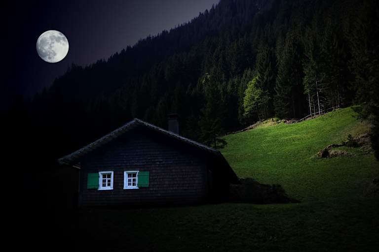 Berghütte bei Vollmond