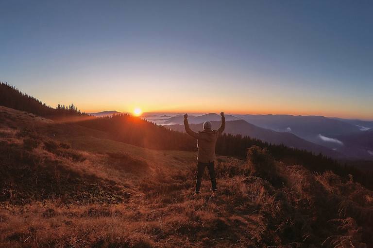 Sonnengruß in den Bergen