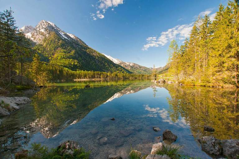 Ausblick auf das Hochkalter-Massiv vom Ufer des Hintersees in Berchtesgaden