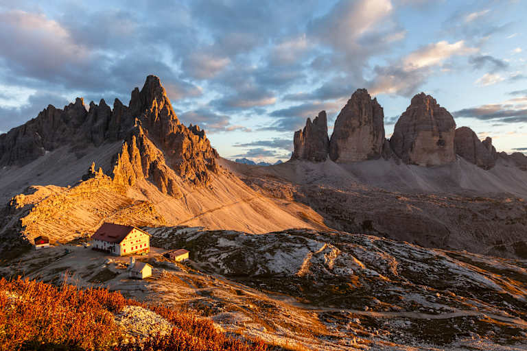 Die Drei Zinnen Hütte (2.405 m) am Fuße des Paternkofels