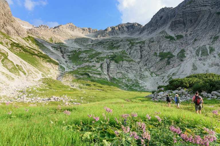 Auf dem Weg zum Gipfel des Hochvogel (2.592 m) nahe dem Prinz-Luitpold-Haus in den Allgäuer Alpen