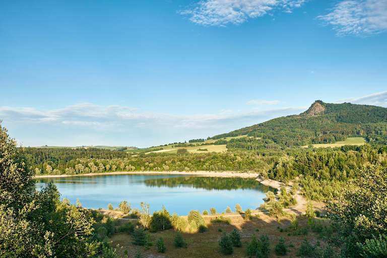 Ausblick auf die Vukanlandschaft des Hegau mit dem Bininnger See