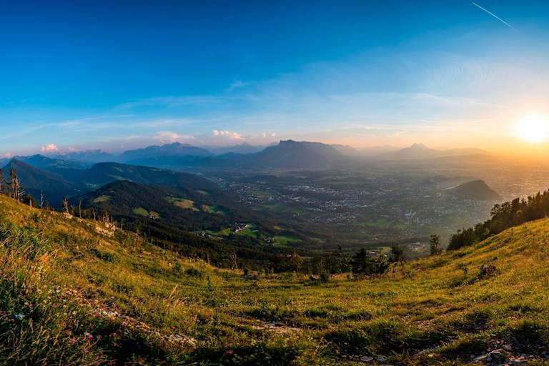 Ausblick zum Sonnenaufgang vom Gipfel des Gaisberg auf die Stadt Salzburg