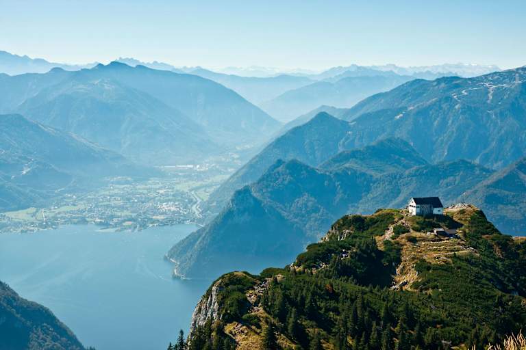 Gleich zweimal finden sich Wanderungen am Oberösterreichischen Traunsee unter den beliebtesten Touren im März auf Bergwelten.com