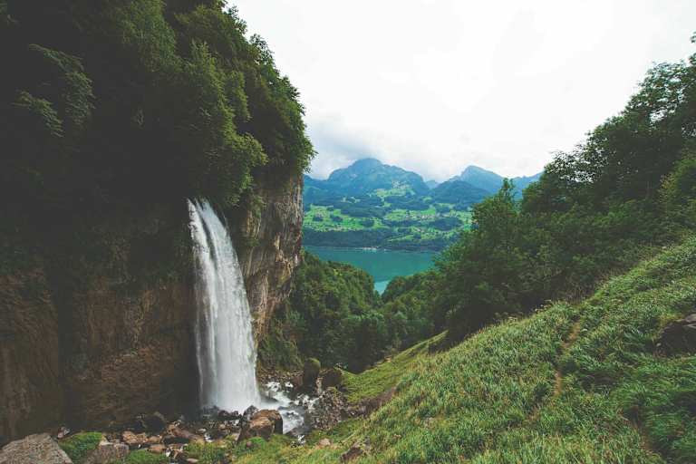 Die Seerenbachfälle, im Hintergrund der Walensee