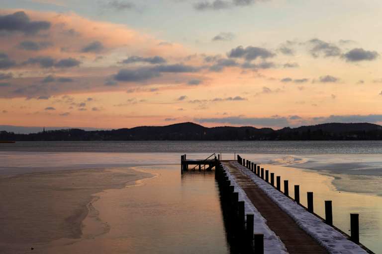 Winterliche Sonnenuntergangsstimmung am Ufer des bayerischen Wörthsees