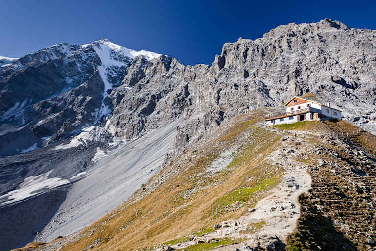 Die Tabarettahütte (2.556 m) in Südtirol