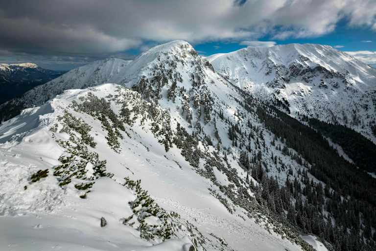 Aktuell herrschen traumhafte Skitourenbedingungen in den Mürzsteger Alpen in der Hochsteiermark, im Bild der Gipfel des Großen Wildkamm und der Hohen Veitsch (rechts)