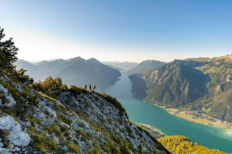 Blick auf den Achensee und die 2.085 m hohe Seebergspitze (links) vom Bärenkopf aus