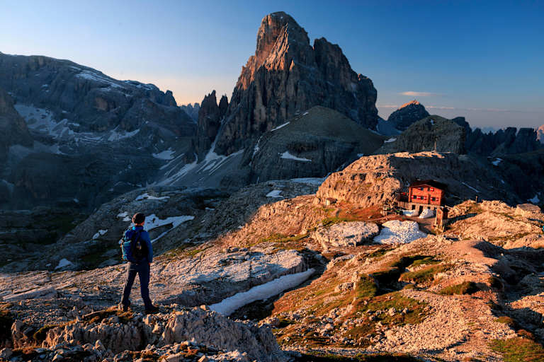 Ausblick auf die Büllelejochhütte (2.528 m) in den Dolomiten