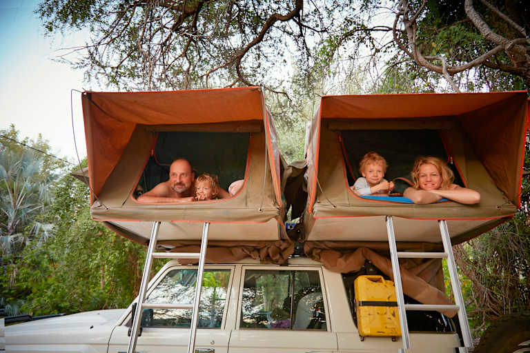 Egal ob mit dem Dachzelt, Campervan oder am Campingplatz: Ein Campingurlaub mit Kindern ist ein unvergessliches Abenteuer