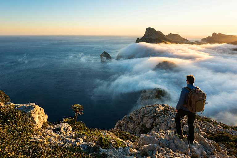 Auf Mallorca kann man nicht nur das Tanzbein schwingen, sondern großartige Wanderungen mit Meerblick unternehmen