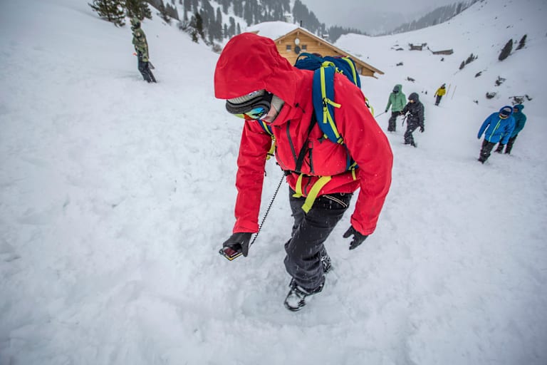 Nur wer mit seiner LVS-Notfallausrüstung wirklich vertraut ist, kann im Notfall auch rasche Hilfe leisten