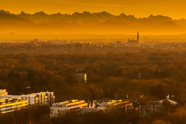 Bayern: München vor herbstlichem Bergpanorama