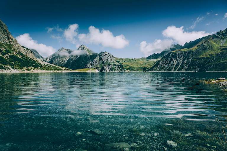 Einfach ins tiefe Blau bilcken, Lünersee in Vorarlberg