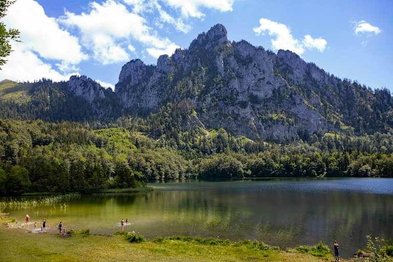 Der Laudachsee mit Blick zum Katzenstein auf dem Grünberg