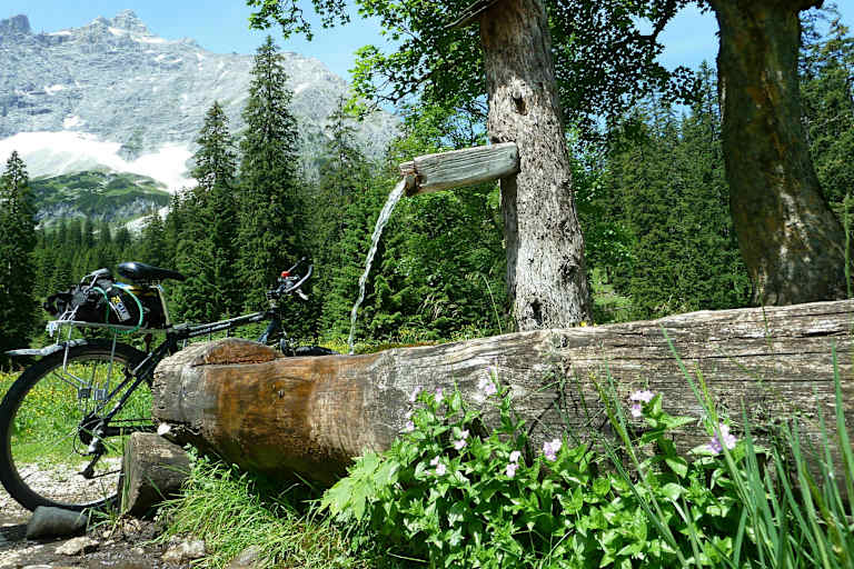 Am Kleinen Ahornboden lädt ein schöner Brunnen zur Rast ein.