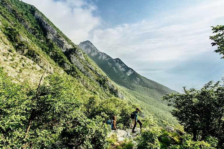 Zwei Wanderer erklimmen die felsigen Wege. 