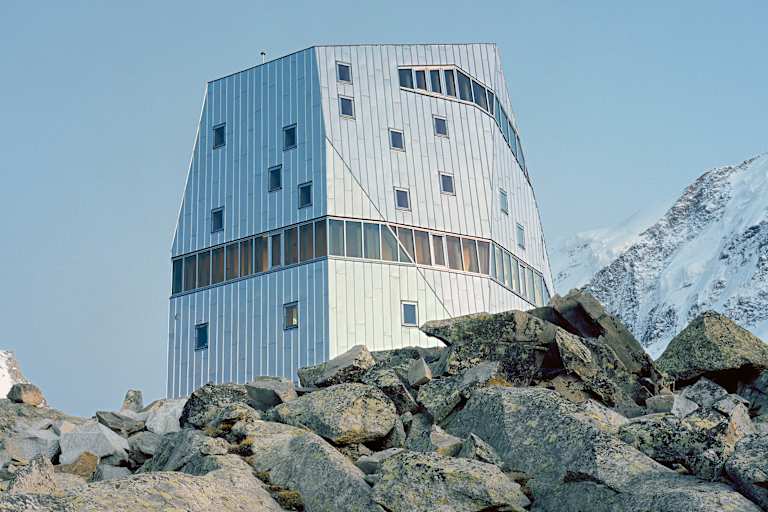 Die moderne Monte-Rosa-Hütte im Wallis - eine Hütte der Zukunft