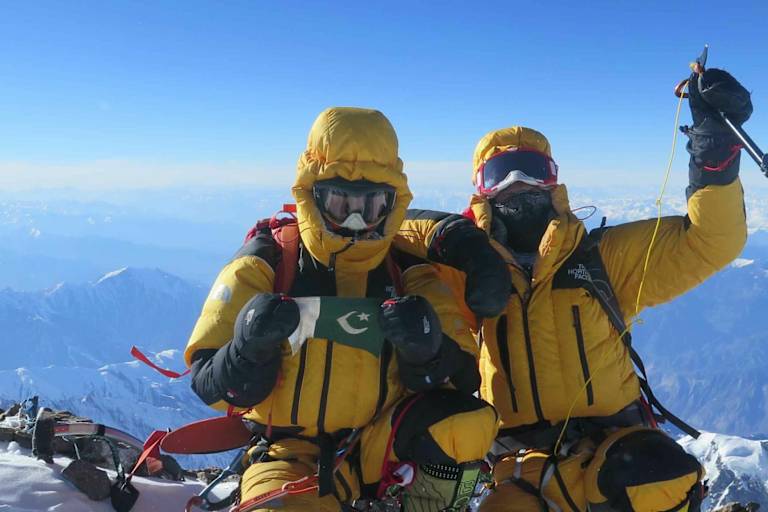 Ali Sadpara und Simone Moro am Gipfel des Nanga Parbat am 26. Februar 2016