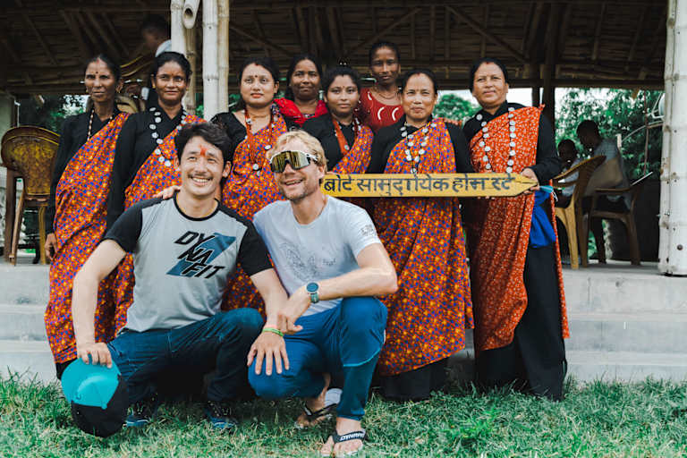 Prakash Sherpa und Benedikt Böhm im Chitwan Nationalpark in Nepal