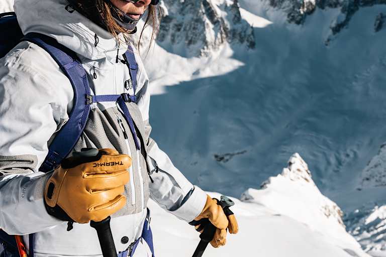 Freeriderin mit Therm-ic Freeride Ultra Heat Lederhandschuhen in verschneiter alpiner Berglandschaft – optimaler Schutz und Wärme bei eisigen Temperaturen.