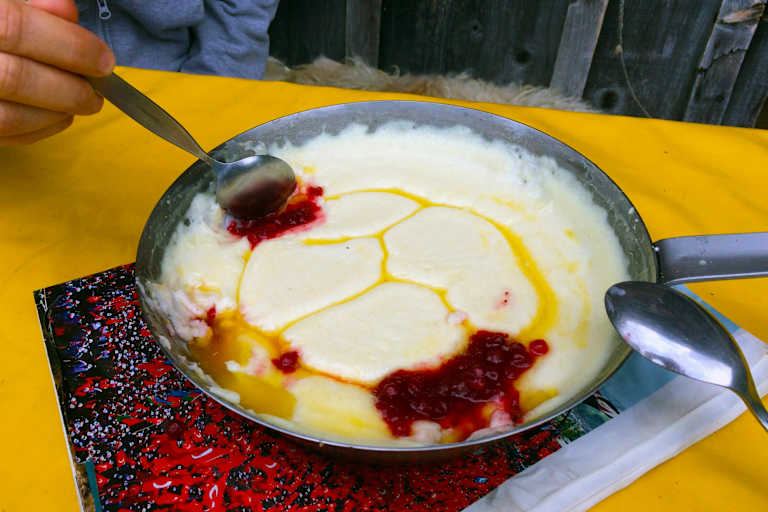 Das Tiroler „Muas“ mit Preiselbeermarmelade