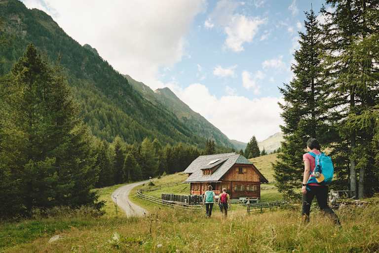 Wer in der steirischen Natur unterwegs ist, darf sich die Einkehr in eine der bewirtschafteten Hütten und Almen nicht entgehen lassen. Hier im Bild die Ebenhandlhütte auf 1.550 Metern in der Region Murau.