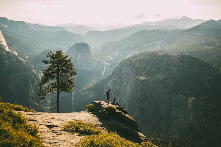 Am Gipfel hinsetzen, den Ausblick genießen und miteinander ins Gespräch kommen, Yosemite Valley, USA
