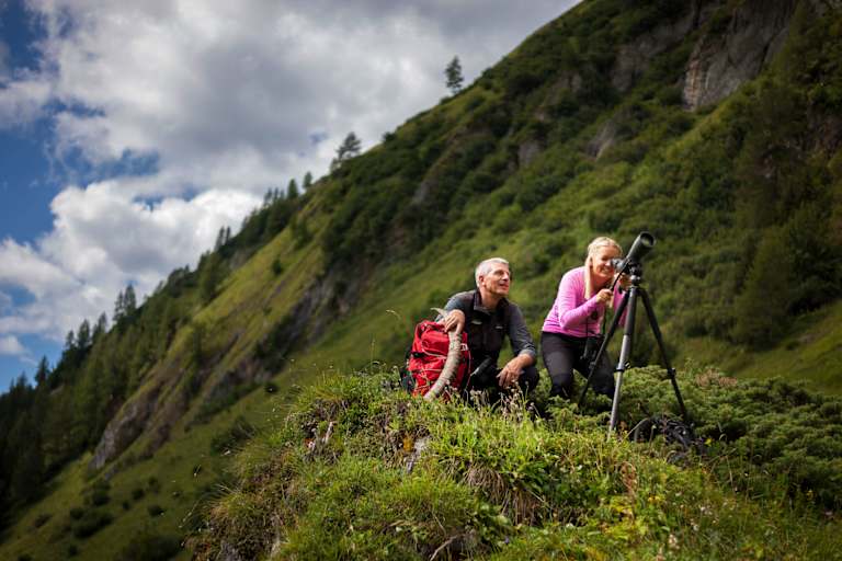 Osttirol: Nationalpark-Ranger bei der Wildtierbeobachtung im Nationalpark Hohe Tauern