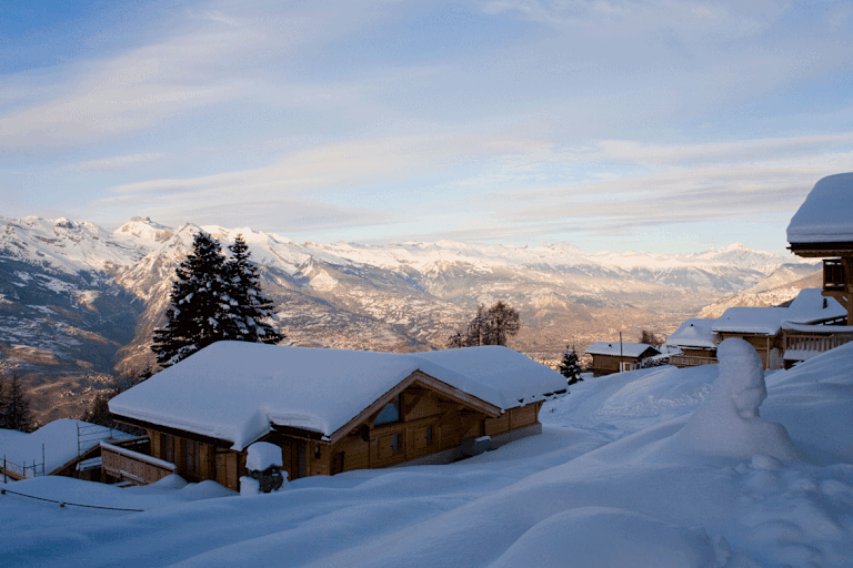 Blick auf den malerischen Ort Nendaz und das weltbekannte Skigebiet