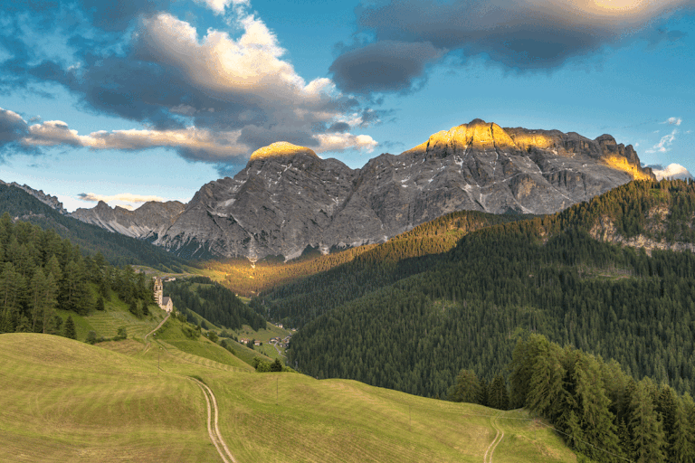 Der Gipfel der Neunerspitze 2.285 m in den Südtiroler Dolomiten lockt mit einer Kombination aus Wandern und Klettern