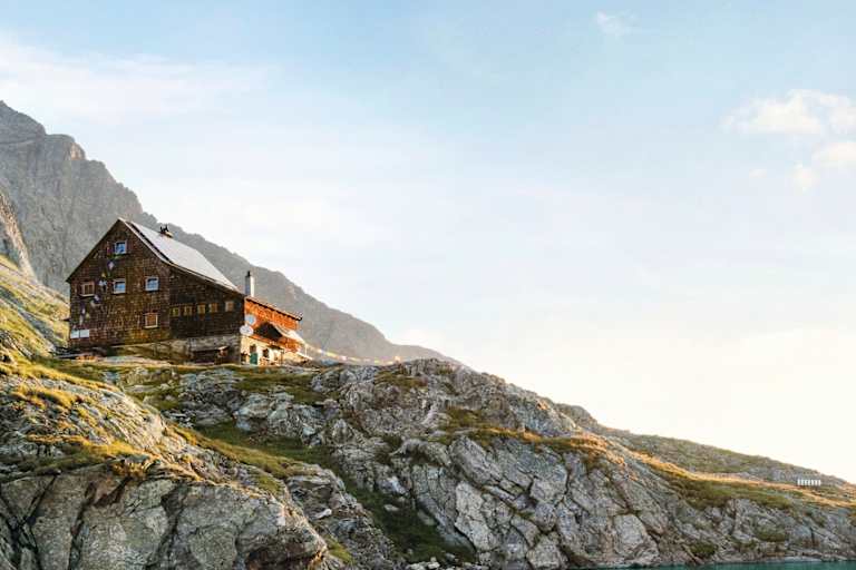 Die Hütte und davor der klare Gletschersee