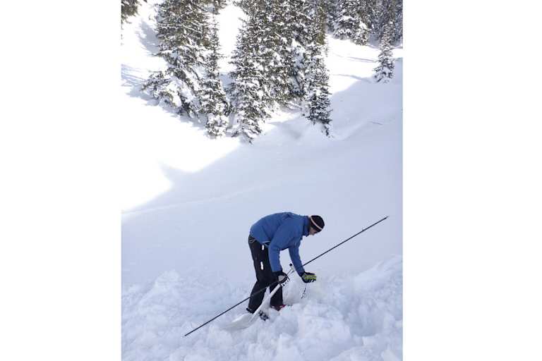 Notfallausrüstung: Sonde und Schaufel