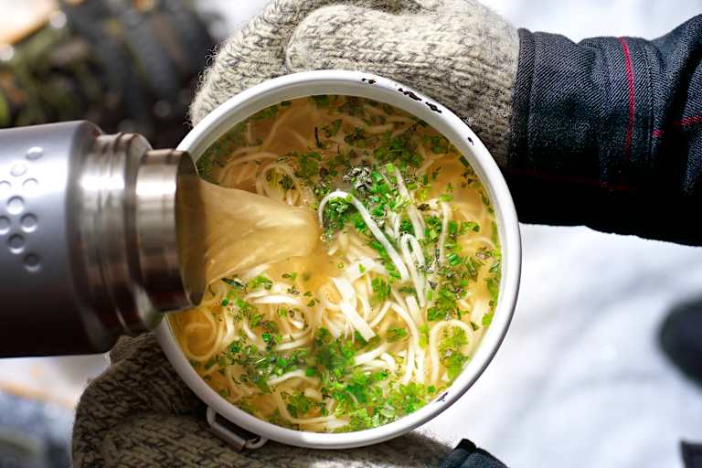 Selbstgemachte Nudelsuppe in der Thermoskanne – ein idealer Tourenbegleiter im Winter