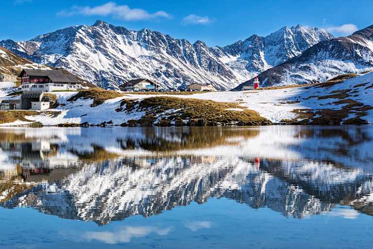 Rhein-Quelle: Der Oberalpsee am Oberalppass zwischen Graubünden und Uri