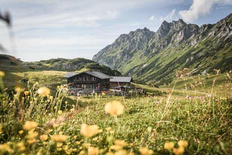 Die urige Oberhütte (1.860 m) am gleichnamigen See in den Schladminger Tauern