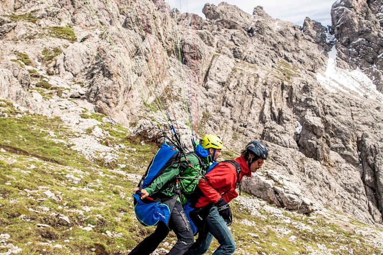 Die beiden Tandemflieger starten los.