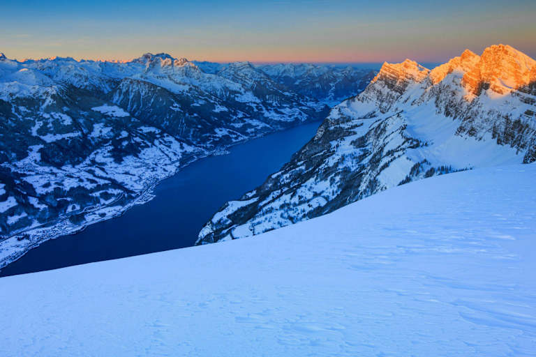 Panoramaweg am Chäserrugg in St. Gallen mit Blick auf den Walensee im Winter
