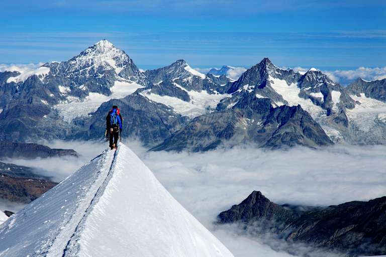 Bergsteiger am Gipfelgrat der Parrotspitze im Monte Rosa-Massiv