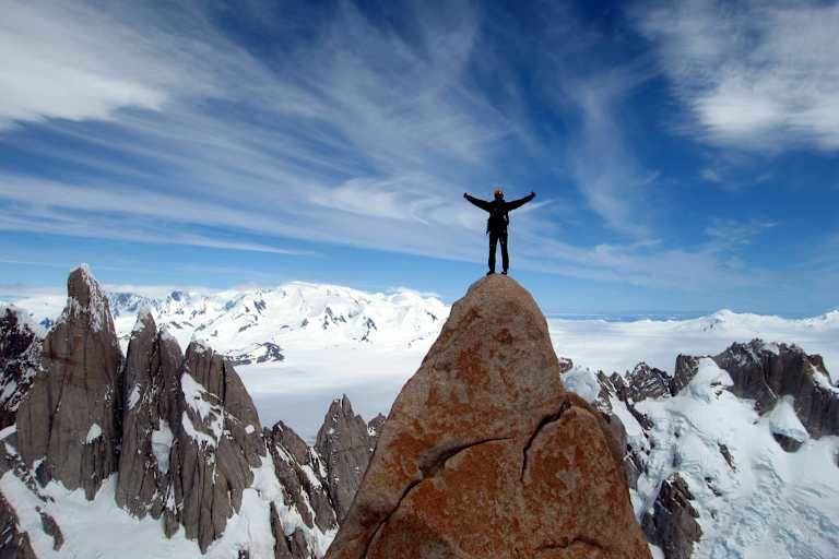 Erhaben am Gipfel des Silla im Fitz-Roy-Massiv, Patagonien.