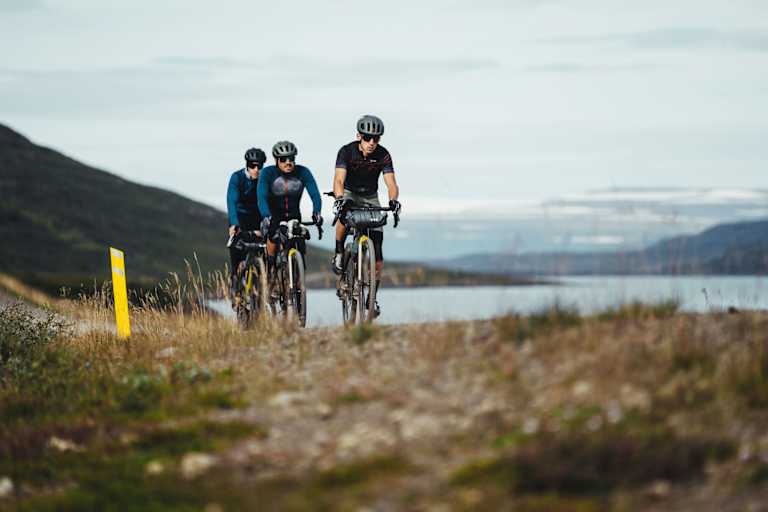 Tomaž, Oliver und Moritz (von vorn) auf ihren Gravelbikes in Heydlur in Island