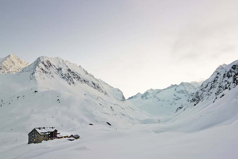 Die Sonne geht über der Franz-Senn-Hütte auf