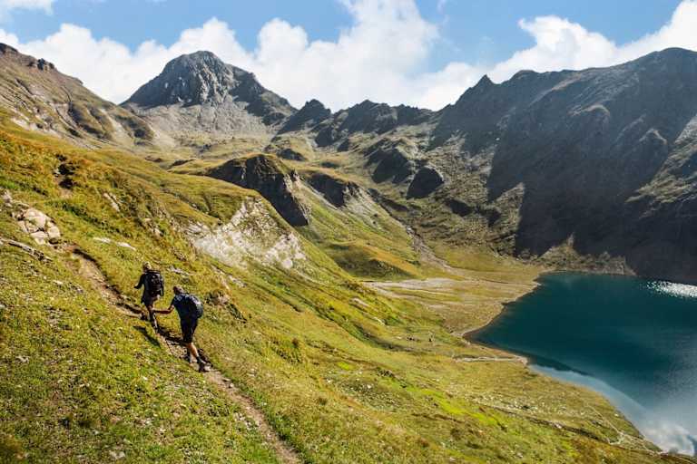 Zwei Wanderer am Weg überhalb des Wilden Sees.