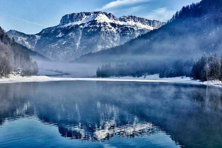 Tiroler Pillersee im Winter: Blick auf die Steinplatte