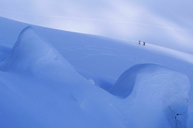Skihochtour: Zwei Skitourengeher im vergletscherten Gebiet am Piz Palü in der Bernina-Gruppe